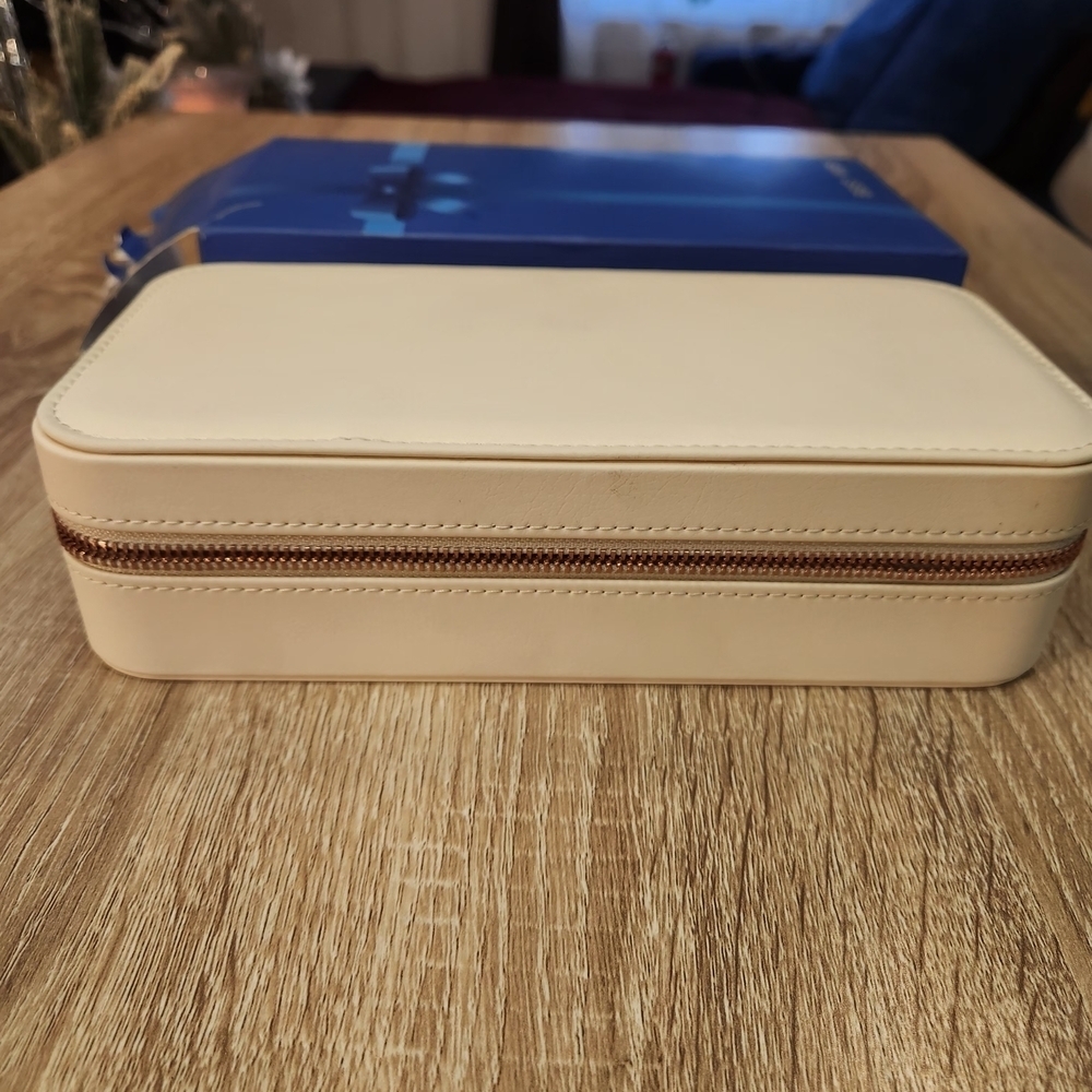 Elegant Cream Jewelry Organizer - Picture 2 of 3
